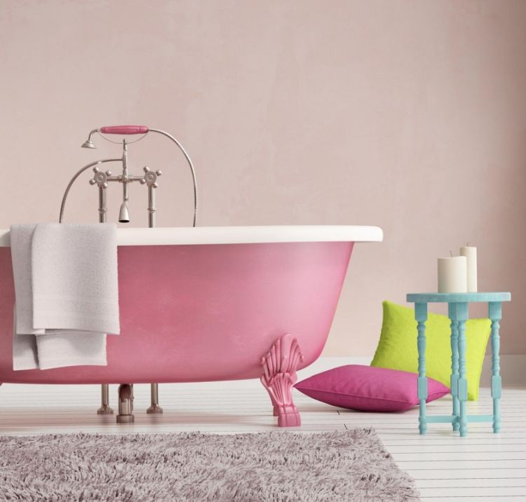 Ванна рожевого кольору на тлі блідо-рожевих стін
