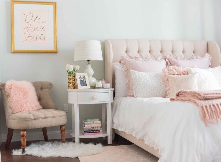 Блідо-рожеві аксесуари в спальні