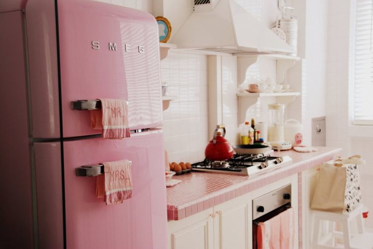Блідо-рожевий холодильник у кухні - стильна деталь інтер'єру