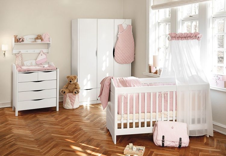 Ніжні рожеві відтінки у кімнаті для малюка