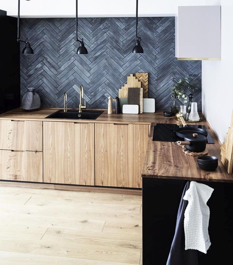 Керамічна плитка у кухні 2019 займає всю стіну до самої стелі