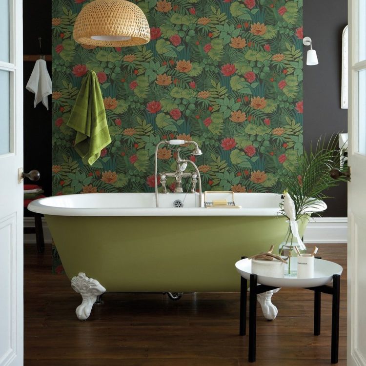 Акцентна стіна у ванній, декорована шпалерами
