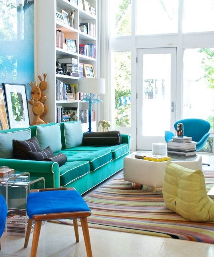 Насичені кольори дивана пасують до дизайну підліткової кімнати