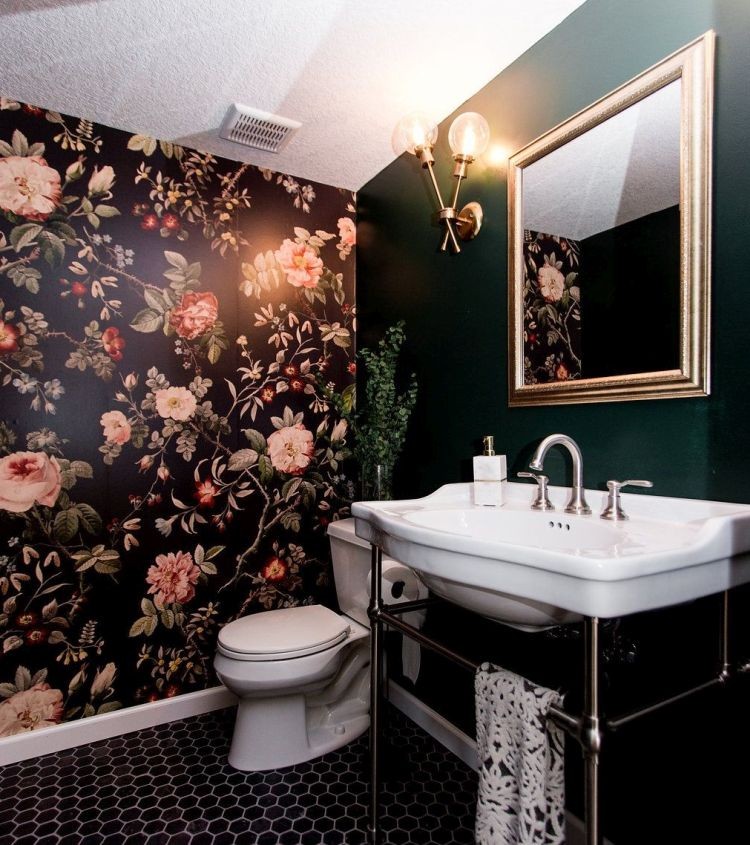 Елегантні ефектні шпалери у стриманому дизайні ванної кімнати