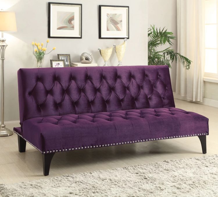 Яскравий диван фіолетового кольору в нейтральному білому інтер'єрі