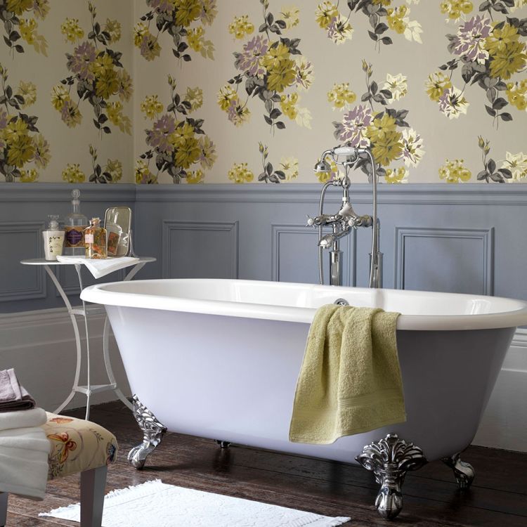 Модні шпалери з квітковим орнаментом в дизайні ванної кімнати