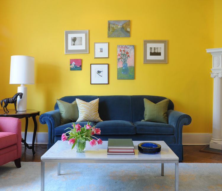 Шляхетний оксамит насичених кольорів робить диван зручним і вишуканим