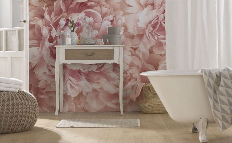 Фантастичний квітковий принт на шпалерах в інтер'єрі ванної кімнати