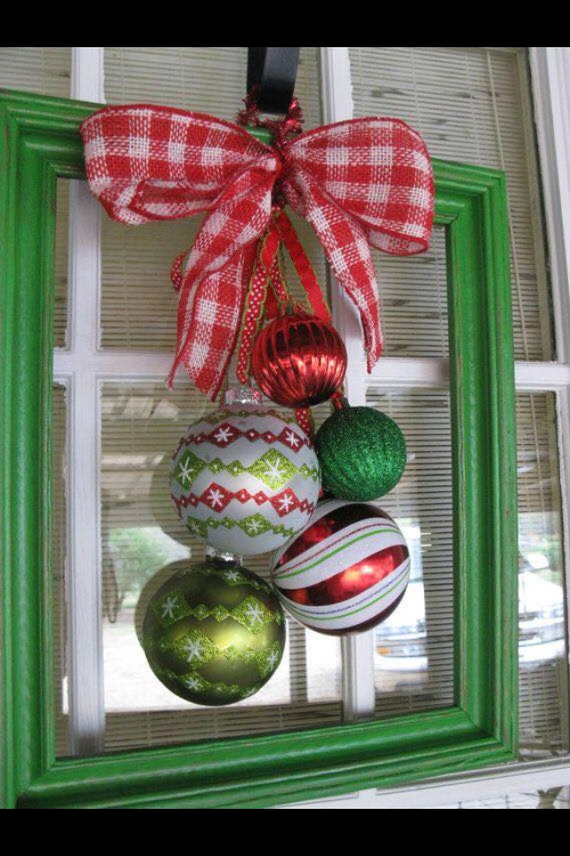 Природна гармонія зеленого та червоного: ялинкові кульки у новорічному декорі з рамкою.