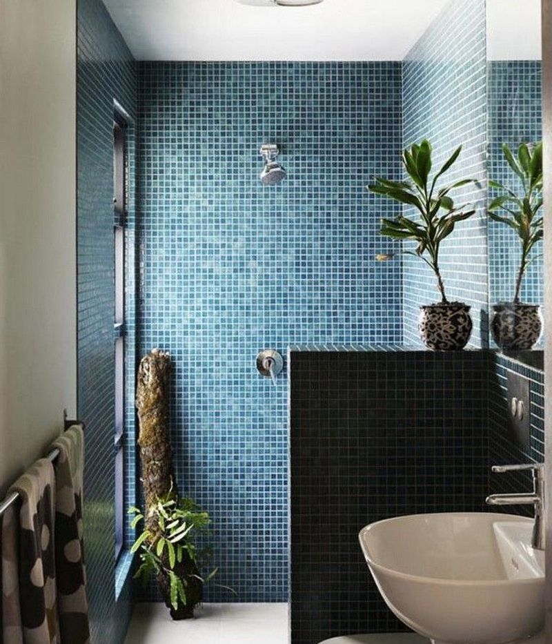 Мозаїчна керамічна плитка різних відтінків синього у ванній кімнаті