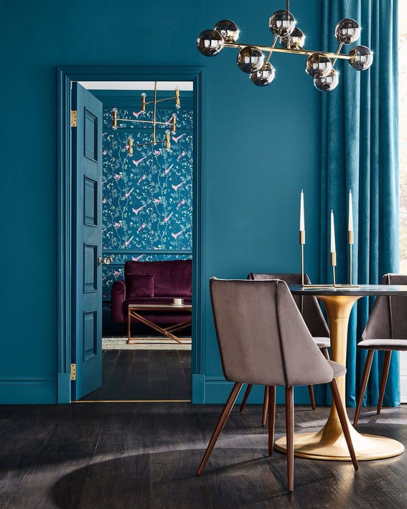 Сині шпалери з рисунком гармонійно поєднуються з фарбованими у синій стінами