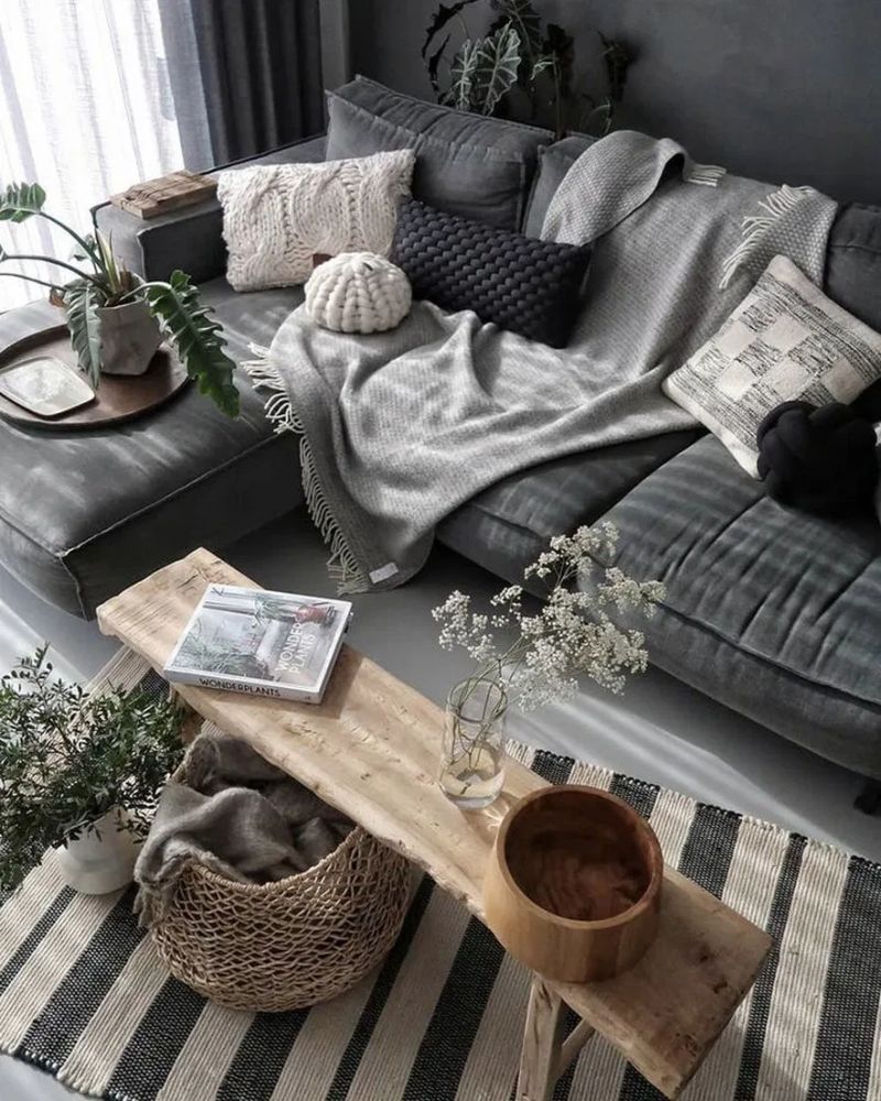 Рестайлінг дивану: декоративні подушки ручної роботи та плед
