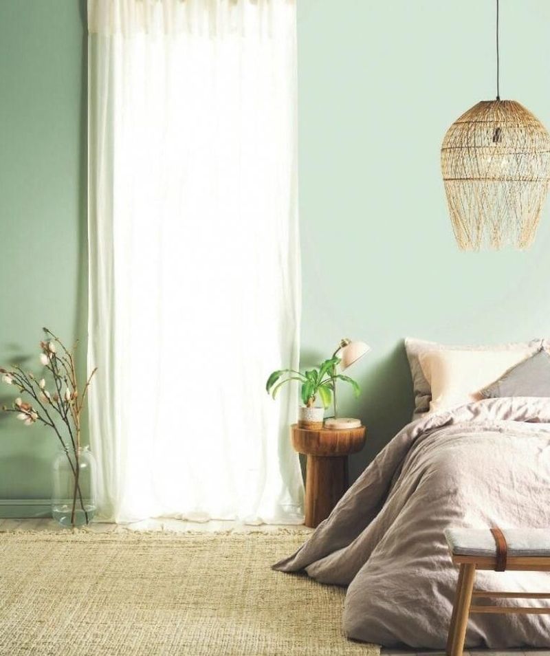 Зручне ліжко та ніжно-зелені стіни - спокійний сон.