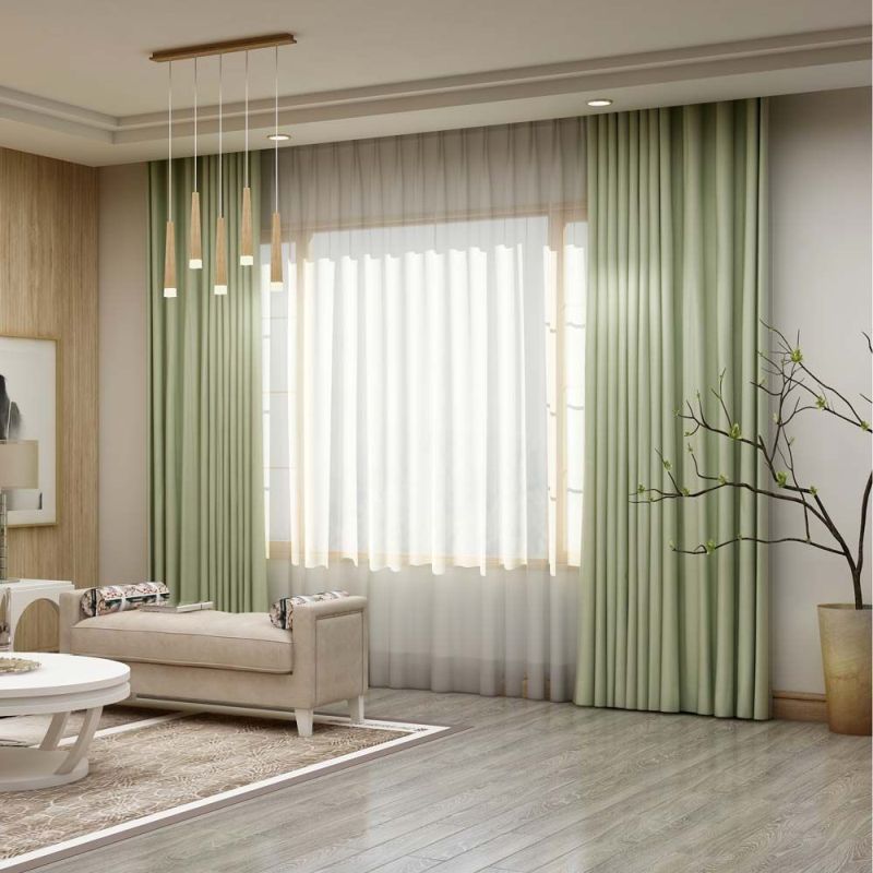 Блідо-зелений відтінок штор у класичному інтер'єрі.