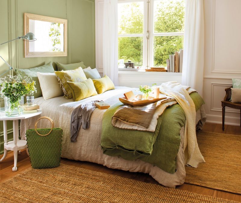 Спальня з акцентною стіною зеленого кольору та зеленим текстилем.