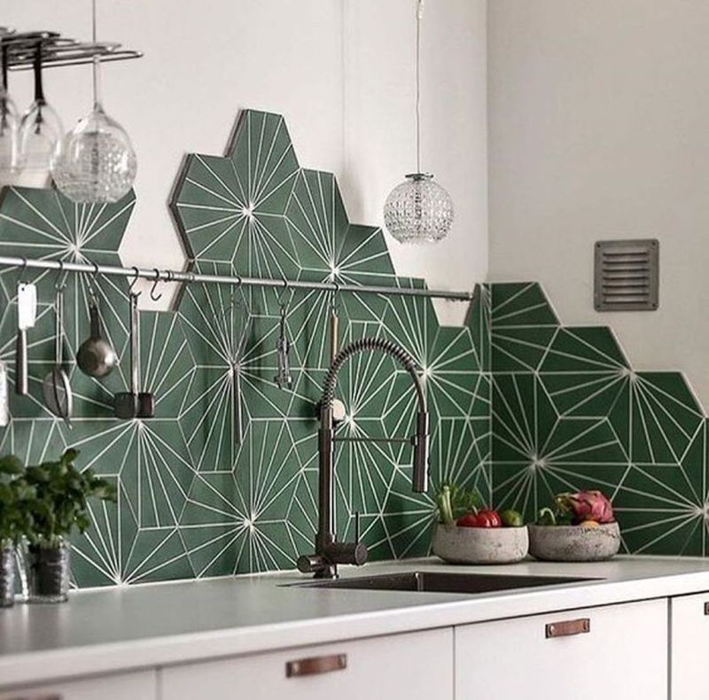 Складний зелений відтінок керамічної плитки на кухні та її незвичайна форма додають індивідуальності інтер'єру.
