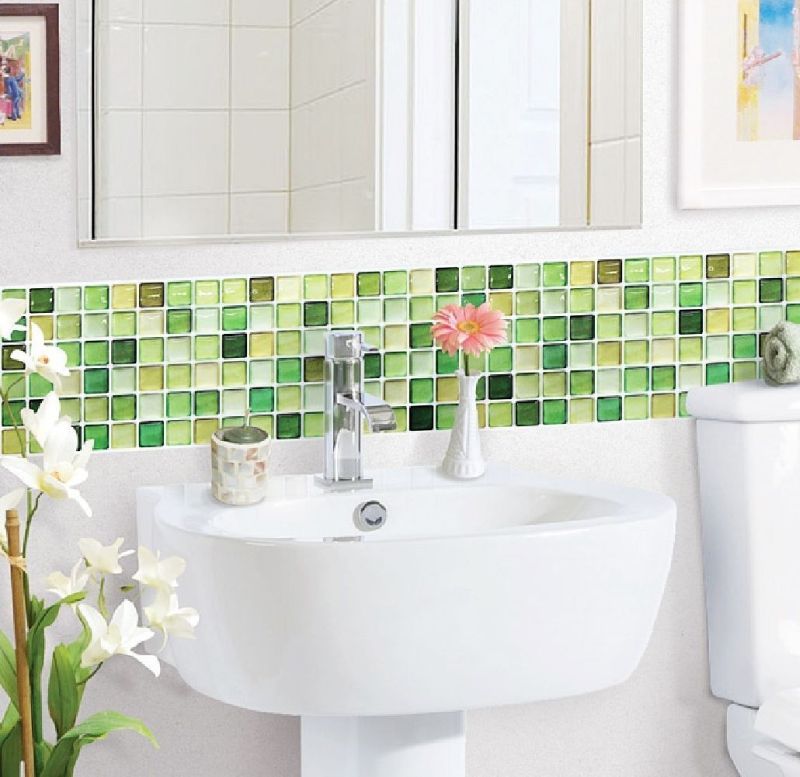 Мозаїчна плитка різних відтінків зеленого цікаво виглядає на стандартному білому фоні ванної кімнати.
