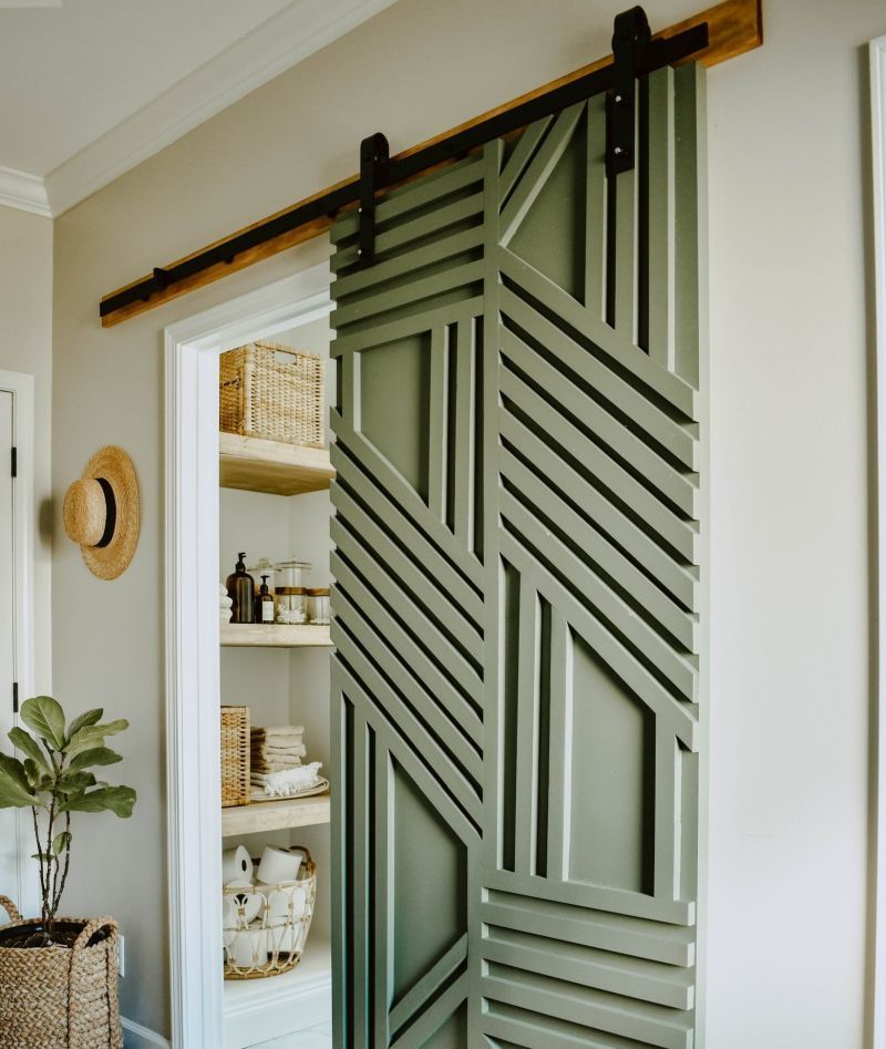 Внутрішні зсувні двері, пофарбовані в оливково-зелений колір, стануть акцентним елементом в інтер'єрі в стилі кантрі.