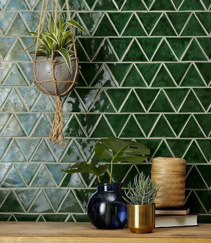 Виразні кахлі чистого зеленого кольору - чудовий фон для декору на кухні або у ванній кімнаті.