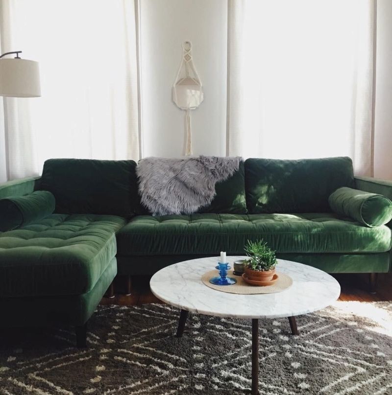 Зелений оксамитовий диван створює відчуття розкоші у спокійному нейтральному інтер'єрі.