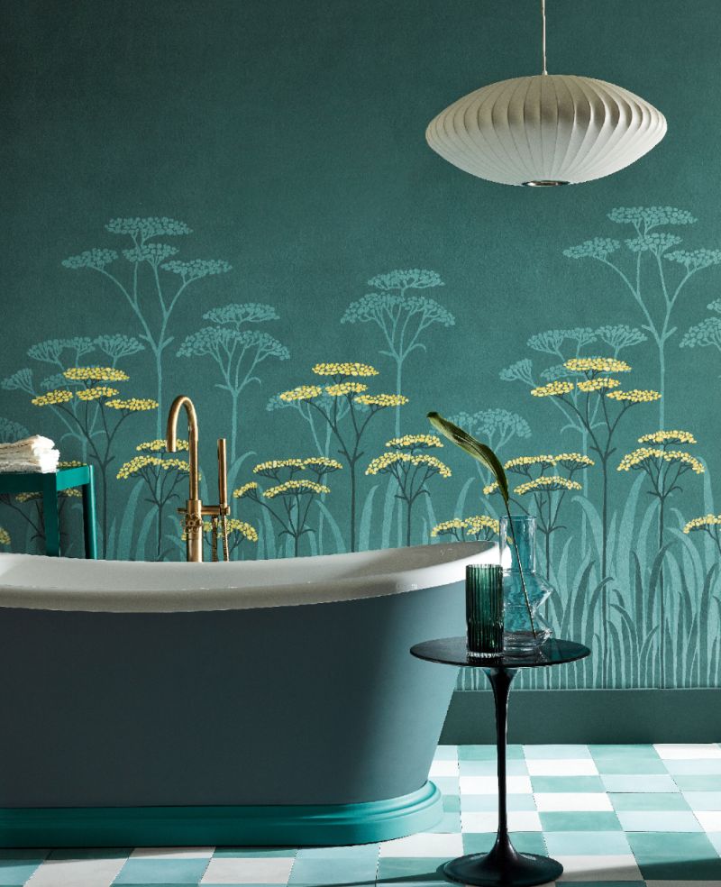 Панорамні шпалери з флористичним принтом у ванній кімнаті