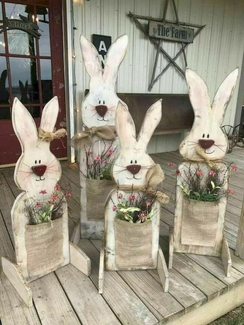 Великодні кролики-підставки для квіткових композицій прикрасять веранду або сад.