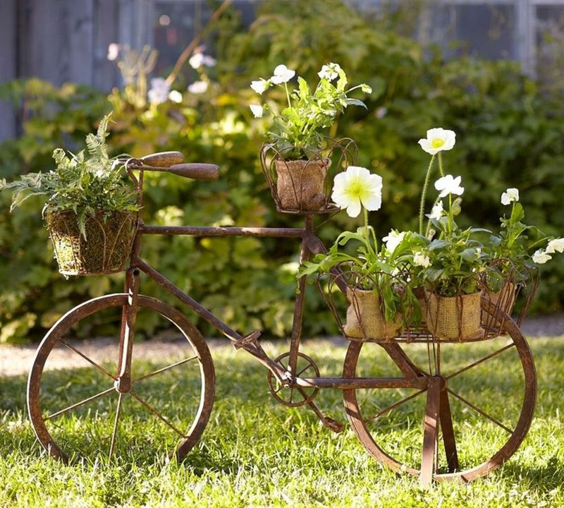Старовинний велосипед, використаний як квіткова підставка в саду
