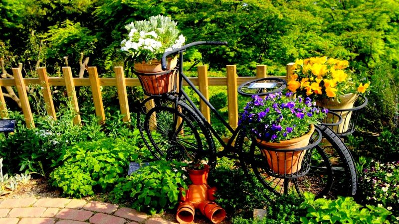 Підставка для квітів або клумба-велосипед з готовими кріпленнями для вазонів