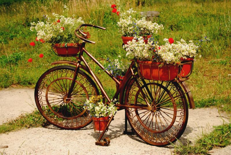 Майже як справжній: кована підставка-велосипед для квітів у саду