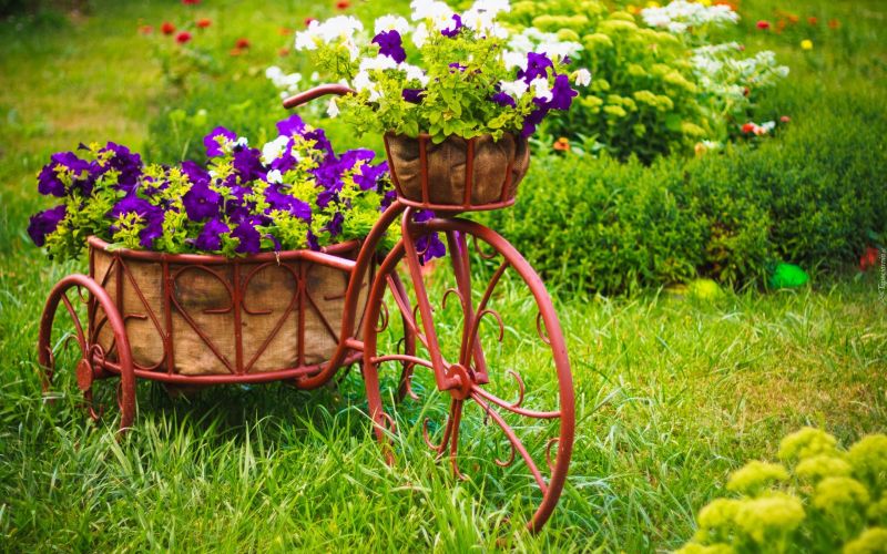 Садовий декор: триколісна підставка-велосипед