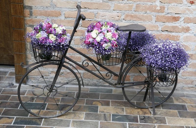 Елегантна кована клумба-велосипед для букетів і квіткових контейнерів