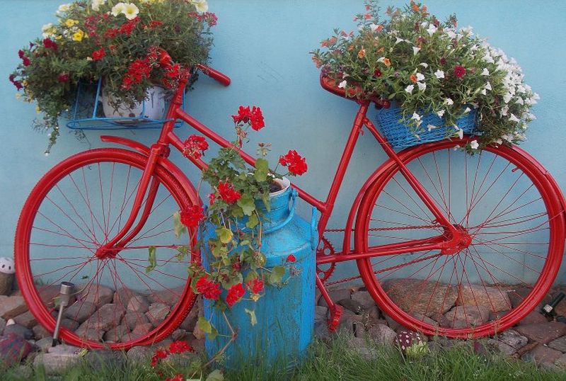 Приклад розумного споживання: старий велосипед і бідон перетворили на квіткові клумби