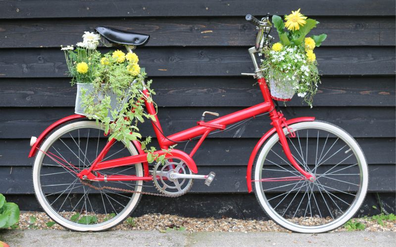 Сучасний велосипед з кошиками для квітів