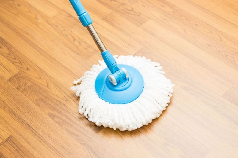 Швидке прибирання на кухні включає й миття підлоги