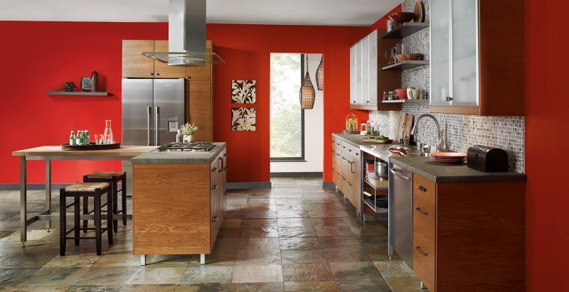 Стіни червоного кольору у просторій кухні виглядають скоріше колірним акцентом, ніж викликом