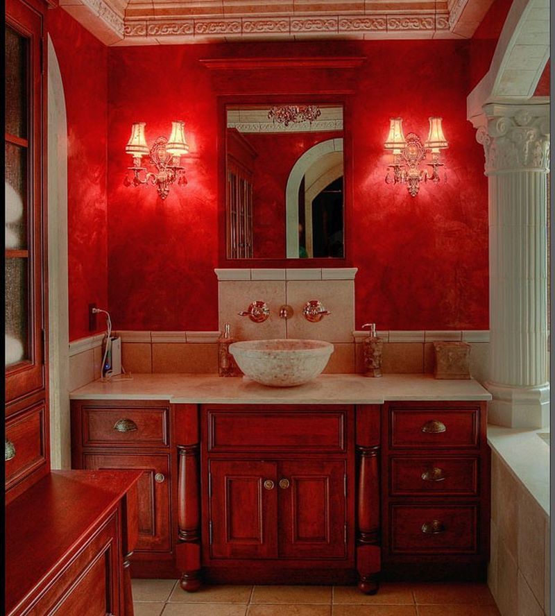 Розкішний червоно-білий інтер'єр ванної кімнати