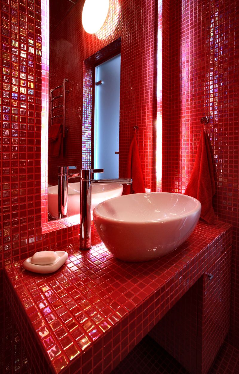Червона мозаїчна керамічна плитка у поєднанні з сліпучо білим і хромованими деталями