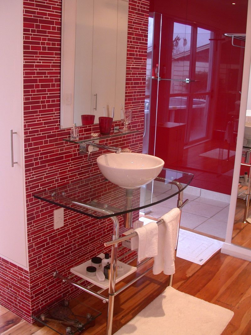 Червоно-біла ванна кімната: сміливо та сучасно