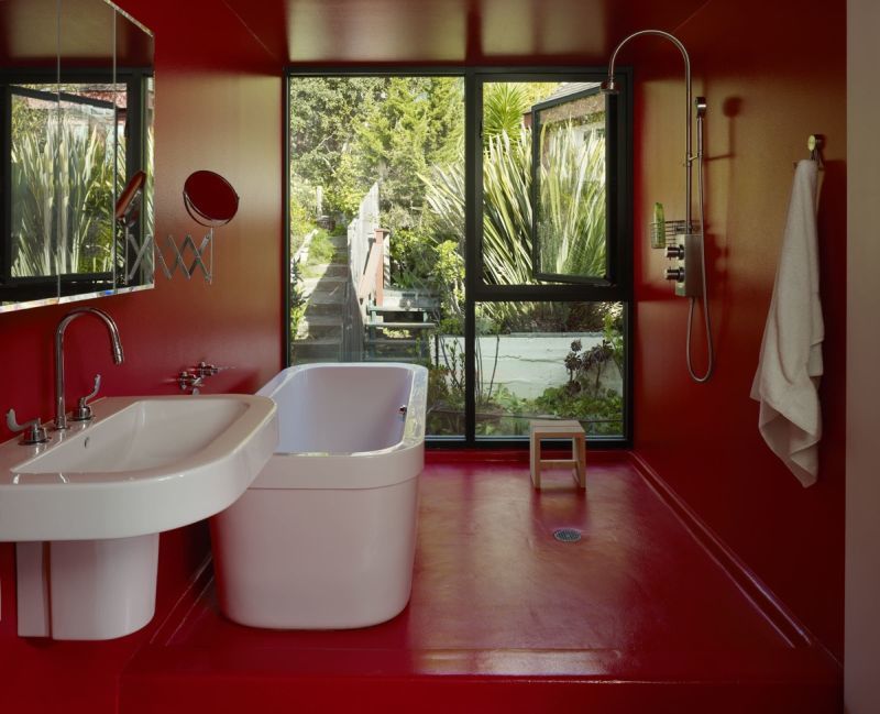 Якщо у ванній кімнаті є велике вікно її сміливо можна оформлювати і в червоних, і в чорних кольорах