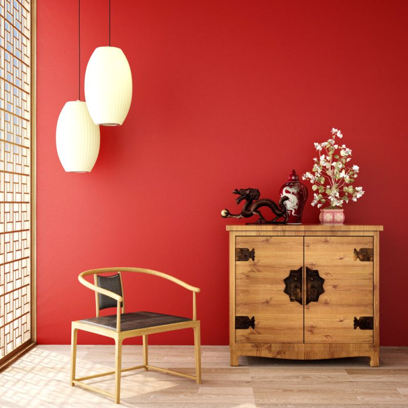 Червоний колір в інтер'єрі вітальні зі східними мотивами