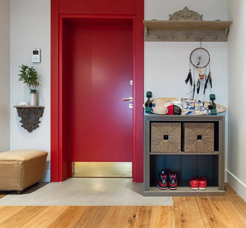 Червоний колір в інтер'єрі передпокою: виразні двері на тлі панівної нейтральної палітри та натуральних матеріалів