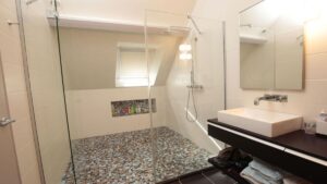 Душ без піддона – практичний варіант для маленької ванної кімнати