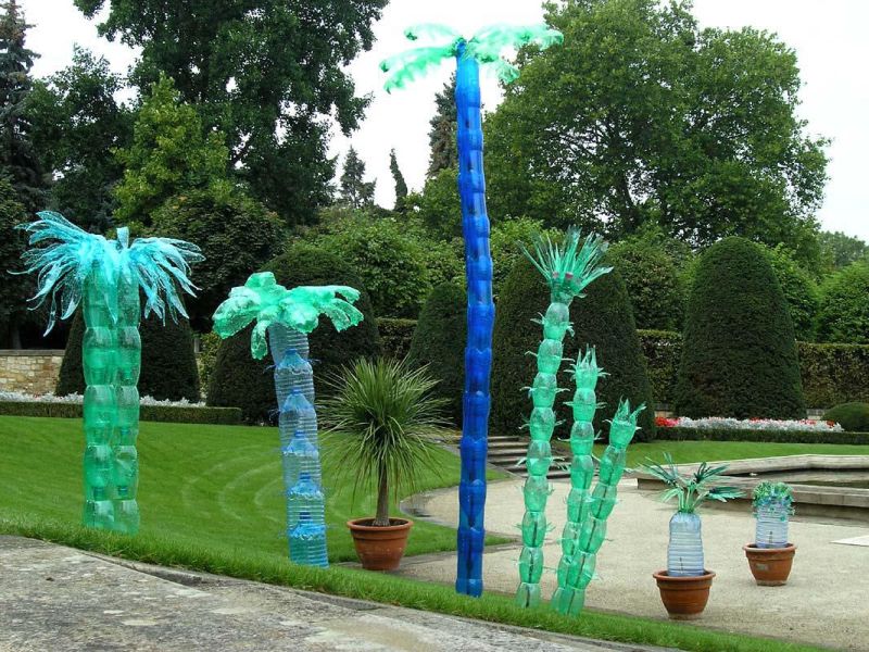 Садовий декор зі сміття: скульптури-пальми з пластикових пляшок