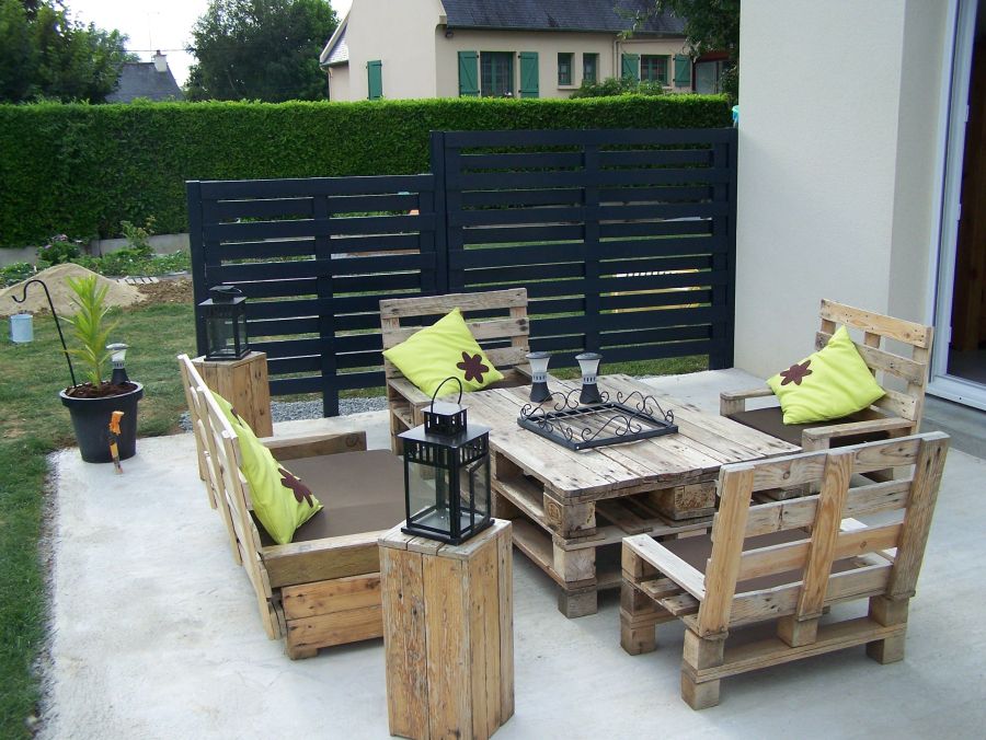 Садові меблі з екологічних дерев'яних палет на терасі