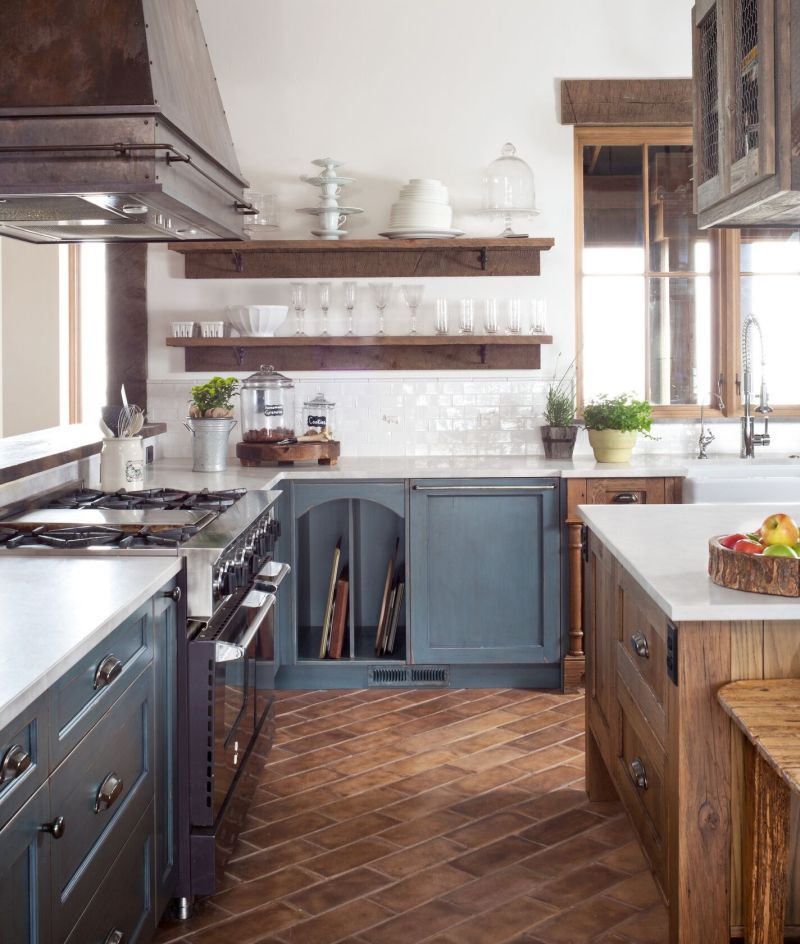 Цегляна підлога на кухні з грубими дерев'яними меблями створює єдиний стиль