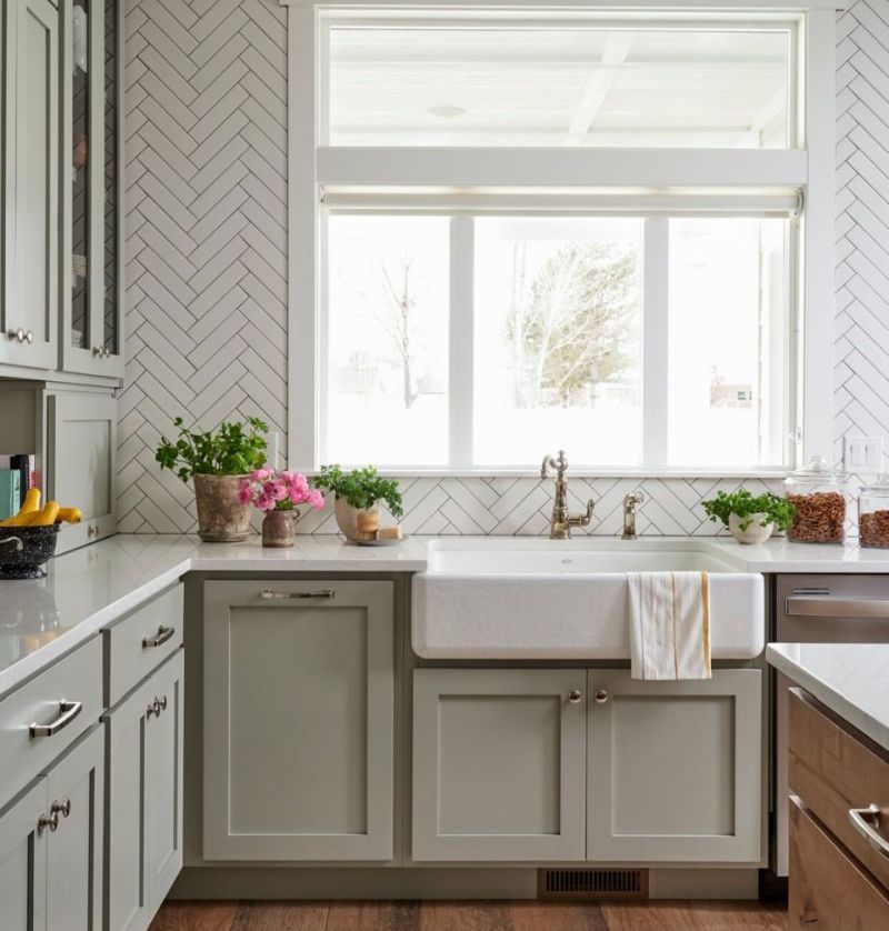 Кухонний фартух з білих кахлів у кухні, виконаній у тимчасовому стилі