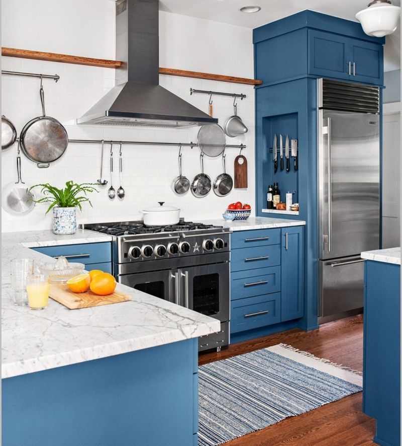 Синій колір на кухні у тимчасовому стилі