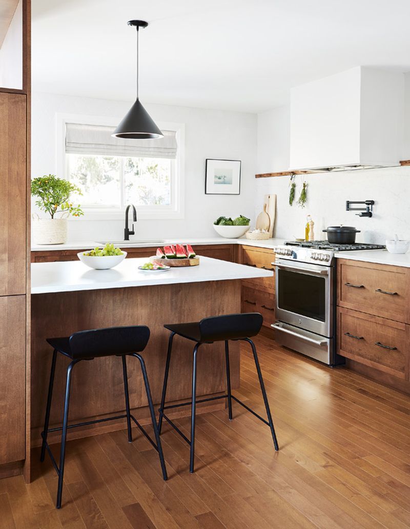 Перехідний дизайн у кухні з дерев'яною підлогою