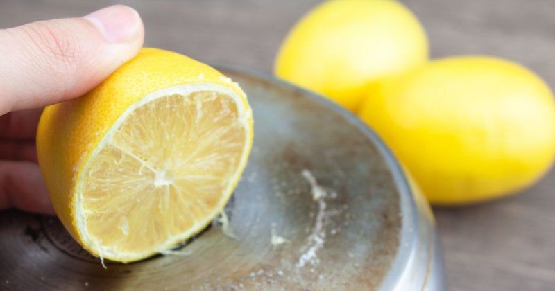 Очищення забруднень на посуді за допомогою лимона