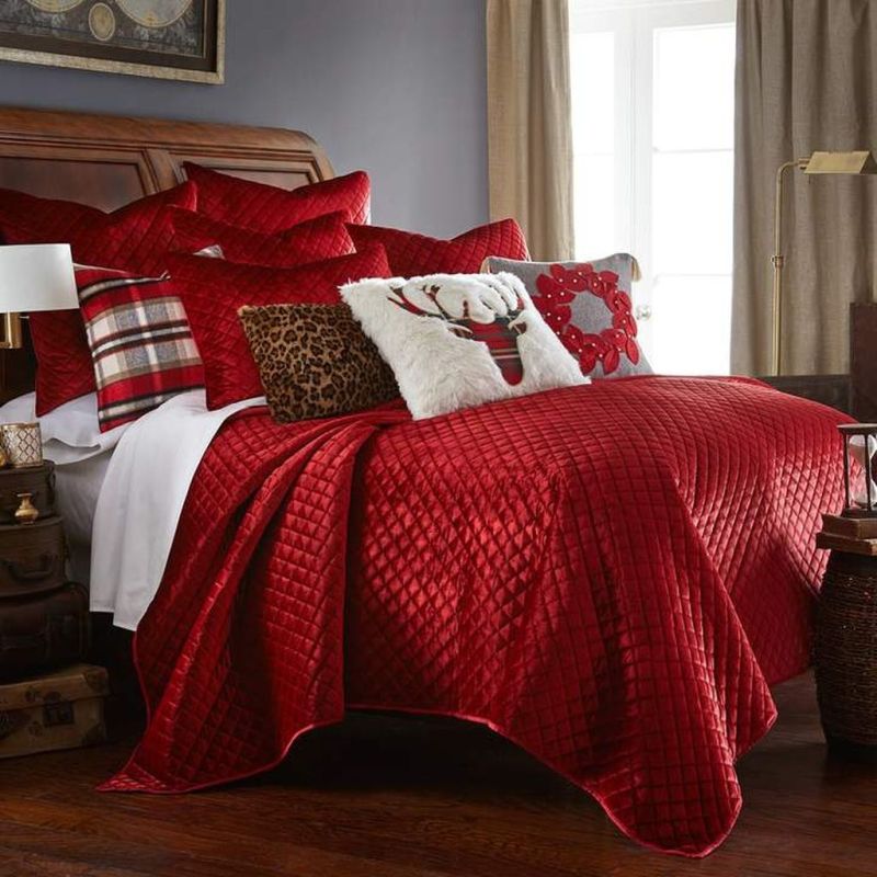 Новорічний декор для спальні у червоно-білій палітрі